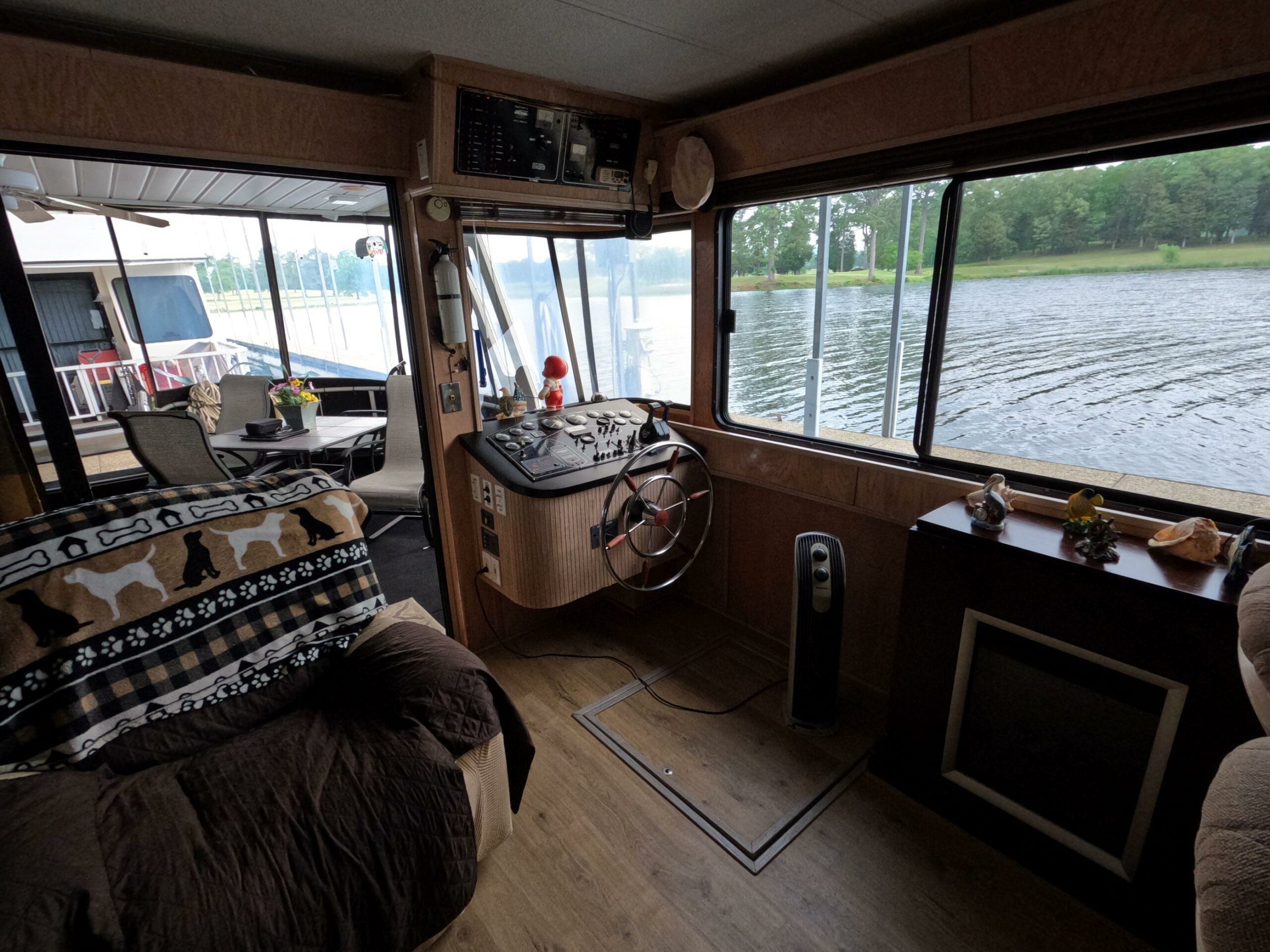 1998 Jamestowner 1667WB Americana Custom