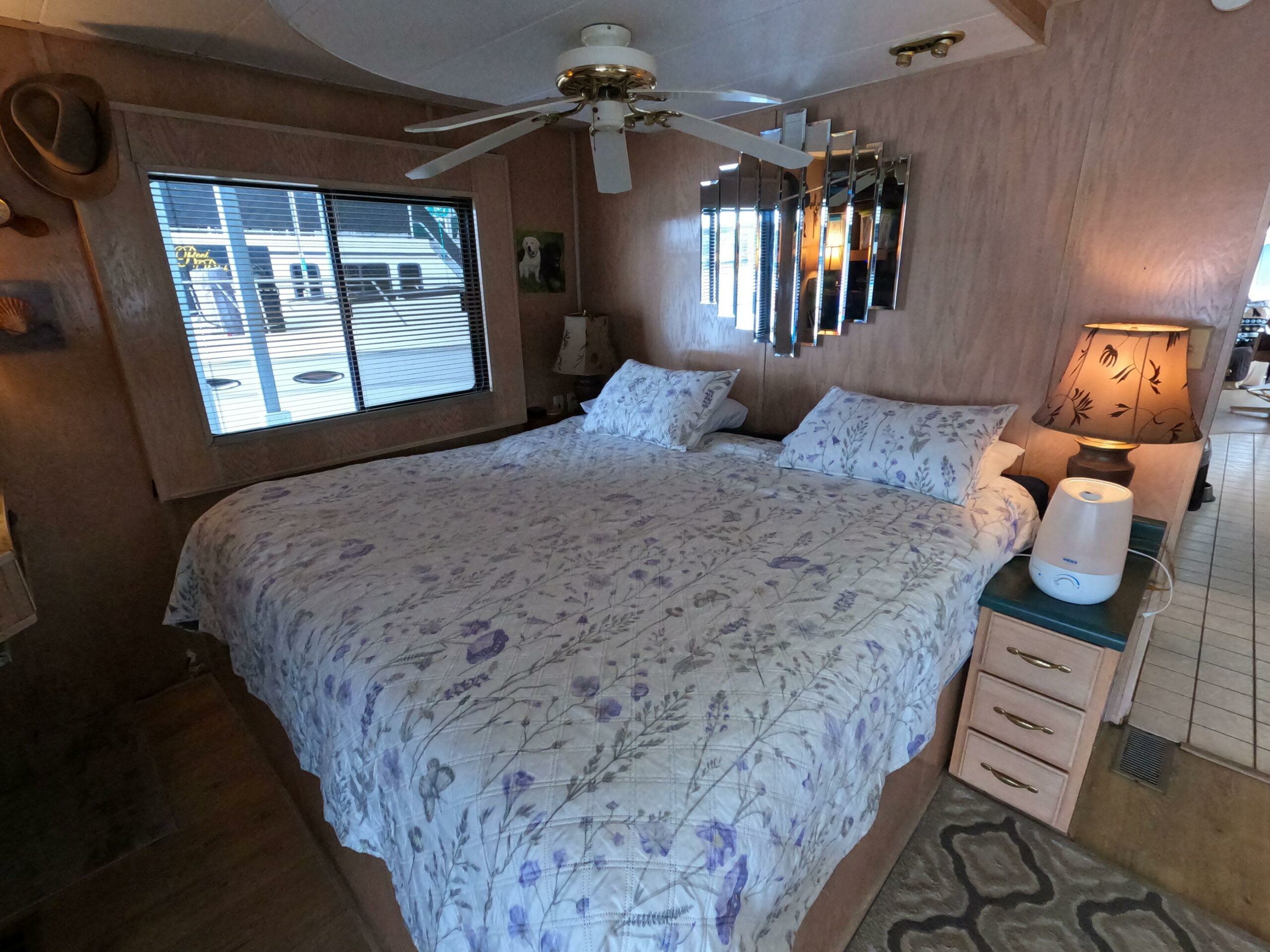 1998 Jamestowner 1667WB Americana Custom