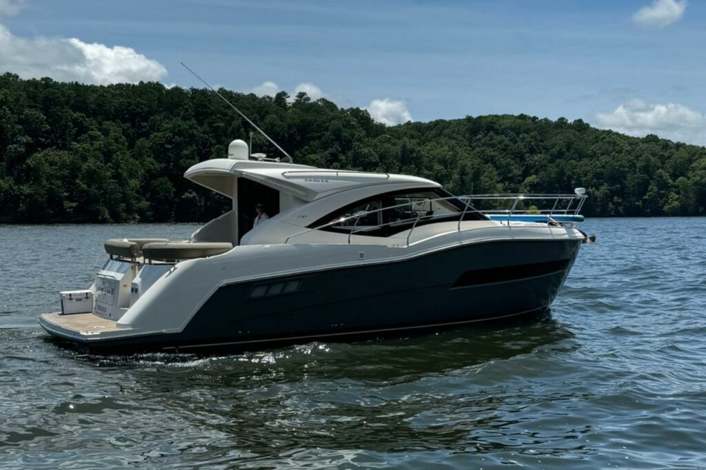 Carver C37 Coupe 2015