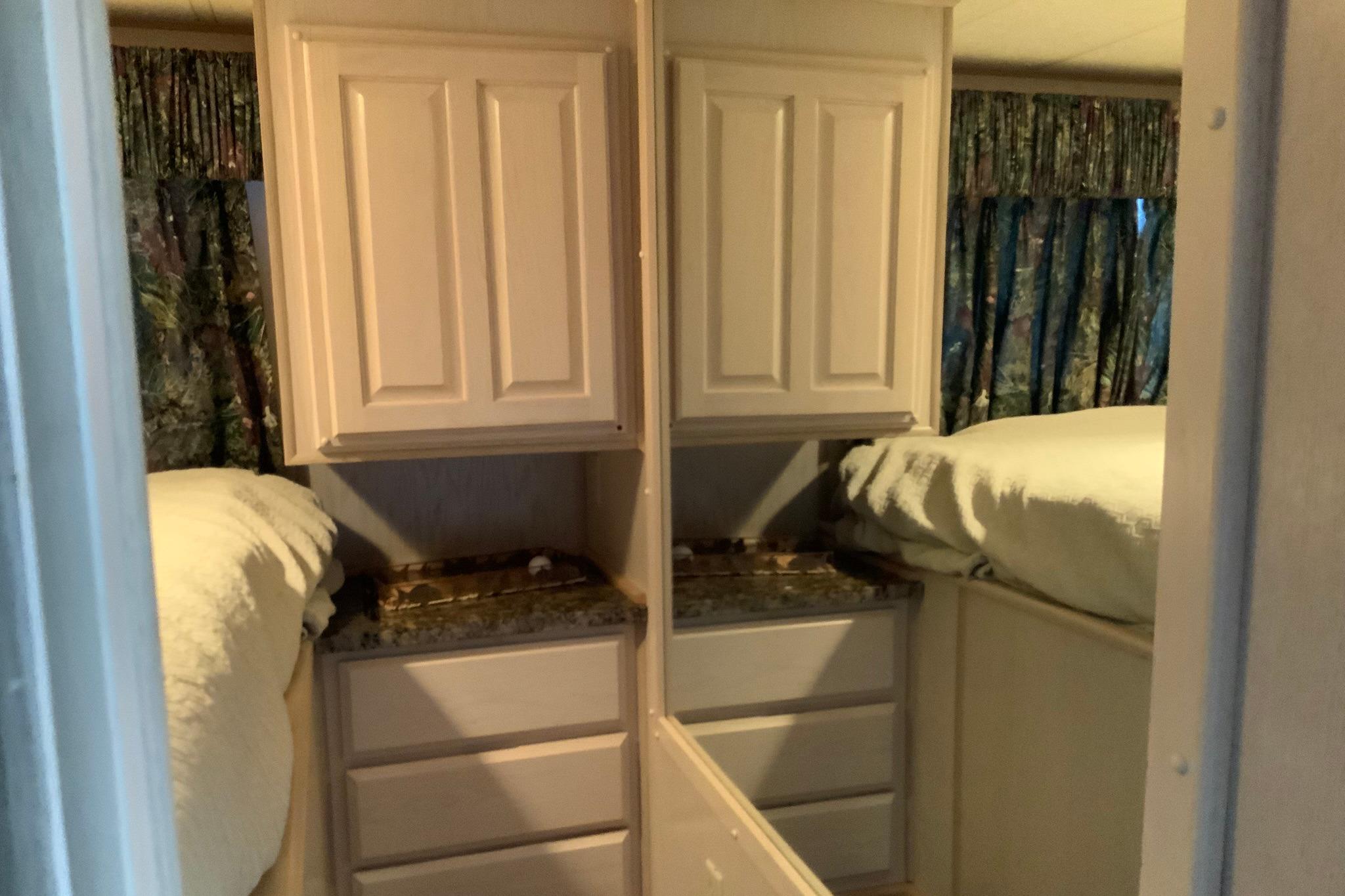 1997-lakeview-65-power-9745950-20250403081817696-1_XLARGE-1