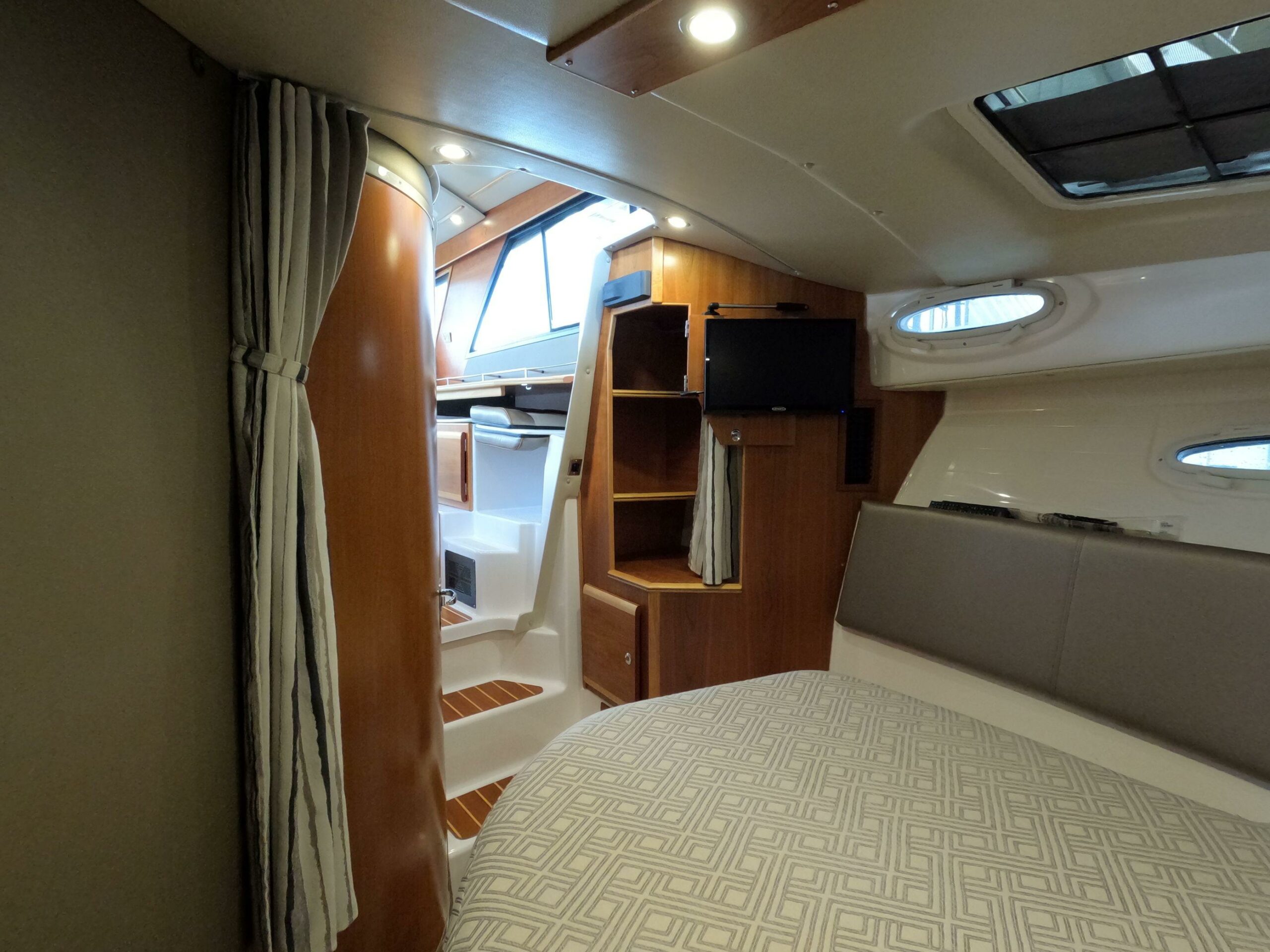 2020-cutwater-c-30-sedan-power-9858240-20250711130026026-1-1